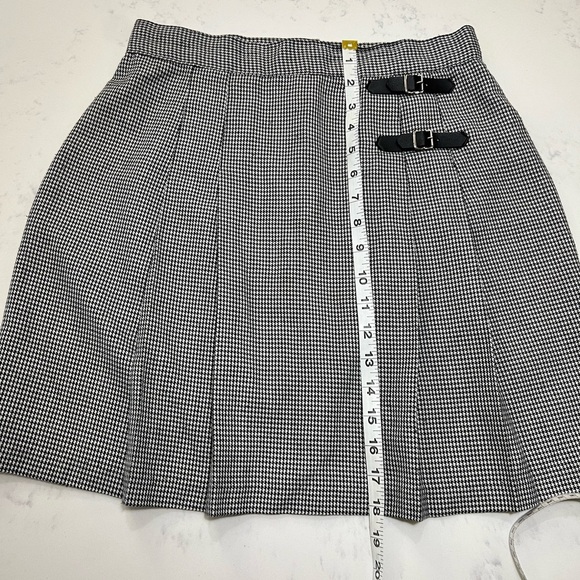 Chic Houndstooth Mini Skirt with Buckle Accents - Picture 5 of 7